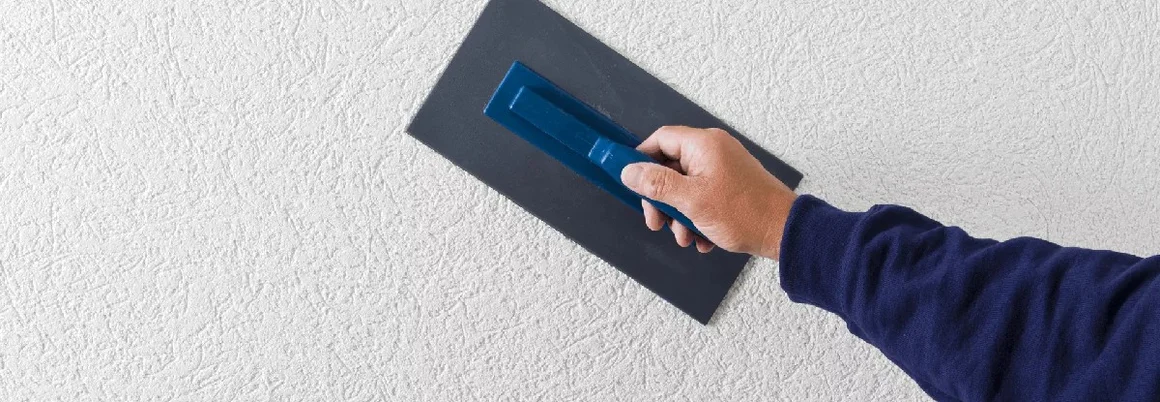 Hand verputzt Wand mit Kelle